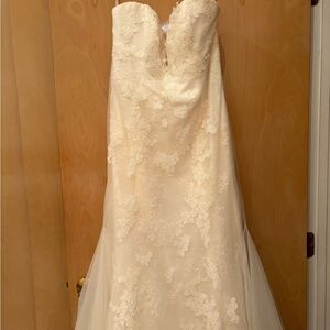 Vera Wang Strapless Lace Bridal Gown